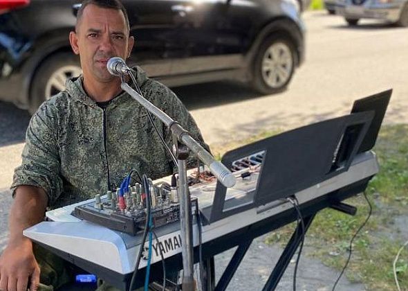 Инвалид-колясочник Александр Власов снова дал уличный концерт в Серове