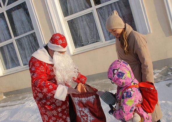 "А ты мне не веришь, что Дед Мороз существует". Кто раздавал подарки на улицах Серова? 