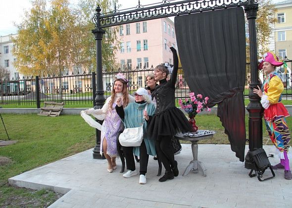 В Серове открыли новый арт-объект «Первый в мире памятник театральному креслу»