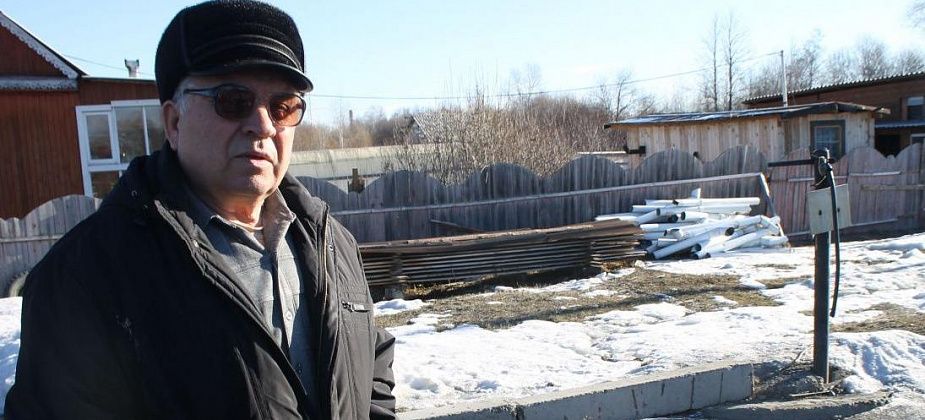 "Третий месяц просим". Серовчане с улицы Новолесопильной не могут добиться ремонта фонаря у колонки