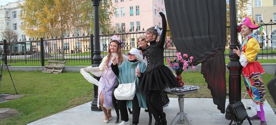 В Серове открыли новый арт-объект «Первый в мире памятник театральному креслу»