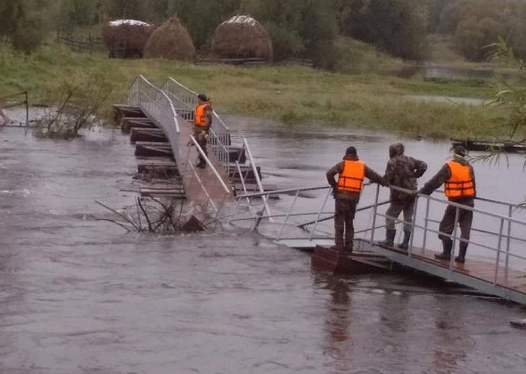 Новый понтонный мост в серовском Филькино простоял полтора дня. Сегодня он... "утонул"
