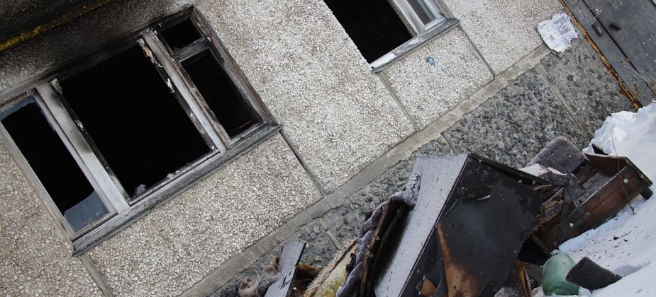 “Там бичевник настоящий…”. Жители пятиэтажки страдают из-за соседа, устроившего три пожара