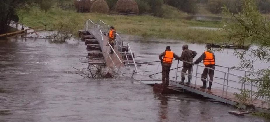 Новый понтонный мост в серовском Филькино простоял полтора дня. Сегодня он... "утонул"