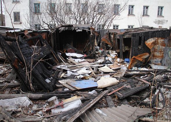 Кто должен убирать мусор из большого двора на Сортировке? Мэрия Серова – о ситуации