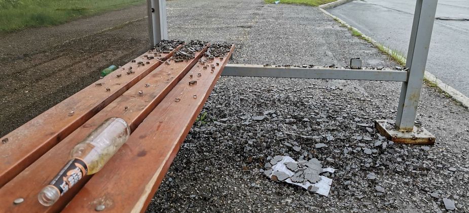 «За вандализм положена уголовная ответственность». В Серове разбили две антивандальные остановки