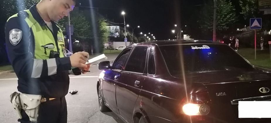 Водитель на затонированном автомобиле сбил в Серове пешехода на "зебре"