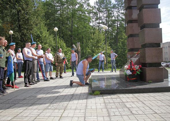 В День ВДВ серовские десантники возложили цветы к мемориалу погибшим в локальных войнах