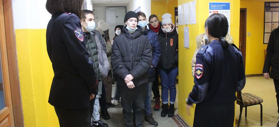 Студенты побывали на экскурсии в полиции Серова