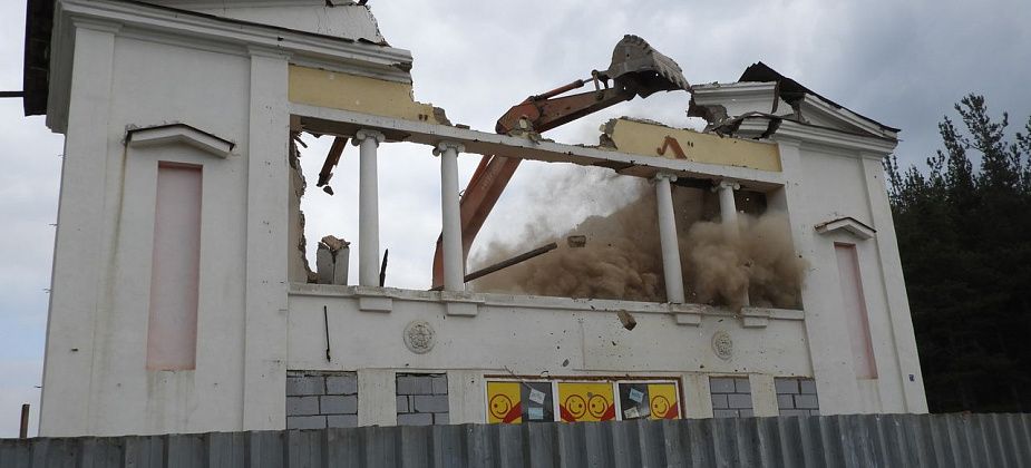 В Карпинске снесли здание бывшего кинотеатра "Урал"