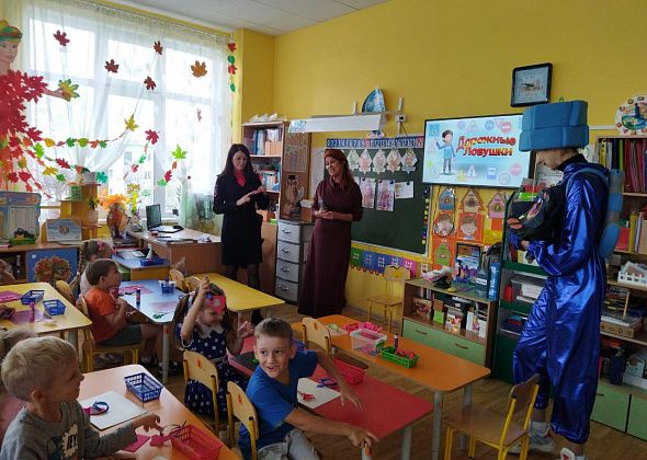 В детском саду Серова прошел мастер-класс по изготовлению световозвращающих подвесок