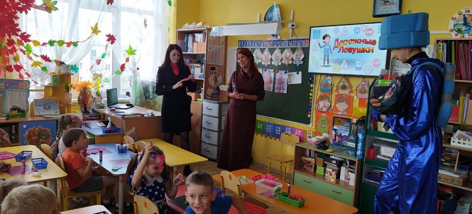 В детском саду Серова прошел мастер-класс по изготовлению световозвращающих подвесок