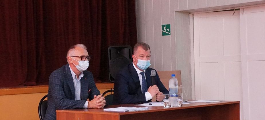 В поселке Вятчино главу Серова встретили бродячие собаки. А еще жители пожаловались, что в микрорайоне нет нормальной воды и дорог