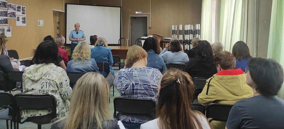 Перед приемкой детских садов в Серове спасатели встретились с их директорами