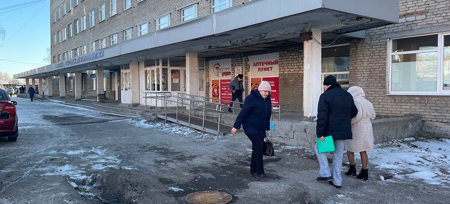 В Серовской поликлинике открыли центральный вход, который был закрыт из-за ремонта теплотрассы