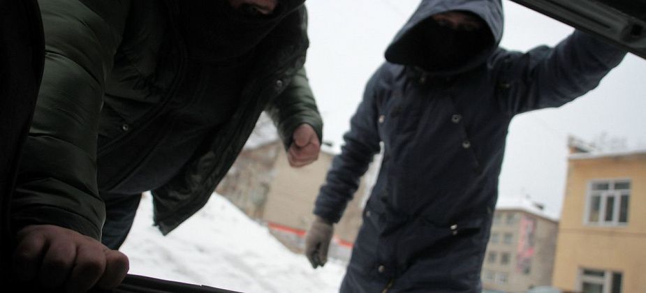Наркотики, деньги и избитый в багажнике. Зачем серовчане похитили мужчину и посадили его в подполье?