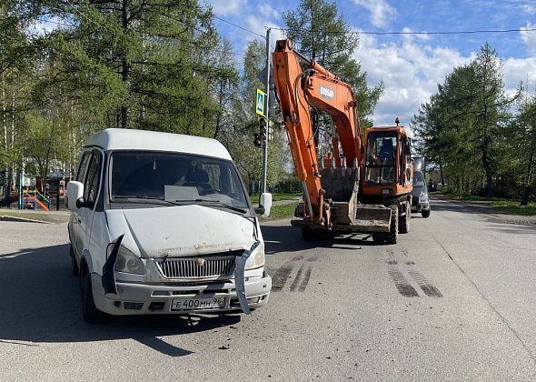 На перекрестке в Серове столкнулись экскаватор и "ГАЗель"