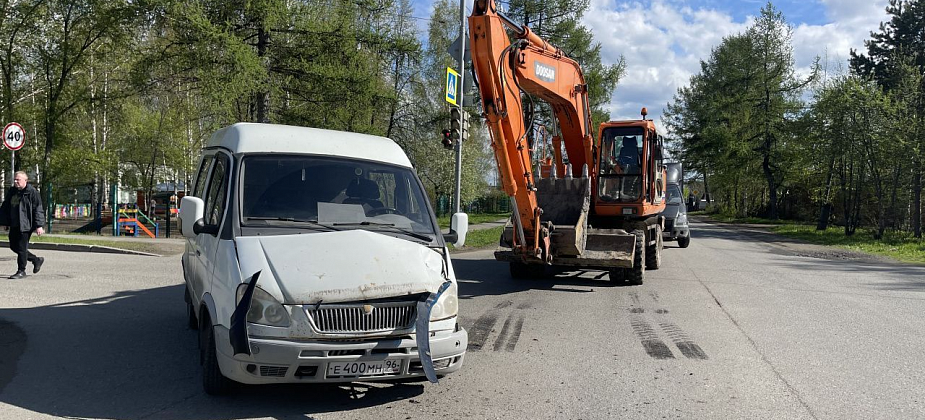 На перекрестке в Серове столкнулись экскаватор и "ГАЗель"