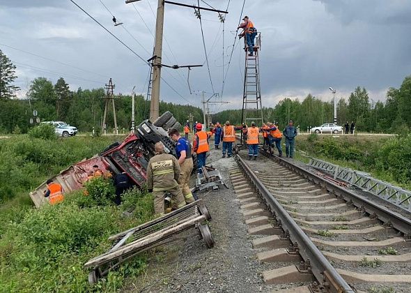 В Свердловской области грузовик столкнулся с грузовым поездом