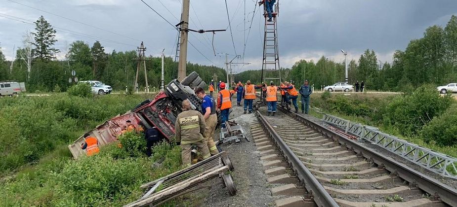 В Свердловской области грузовик столкнулся с грузовым поездом