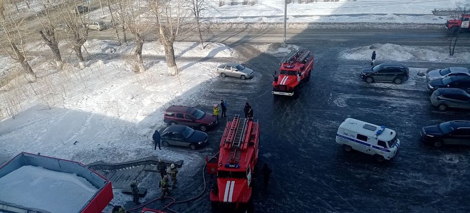 В Серове горел дебаркадер магазина «Пятерочка», расположенного на первом этаже девятиэтажки