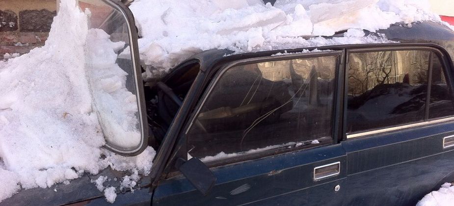 В Серове снег, упавший с крыши, раздавил ВАЗовскую "семерку"