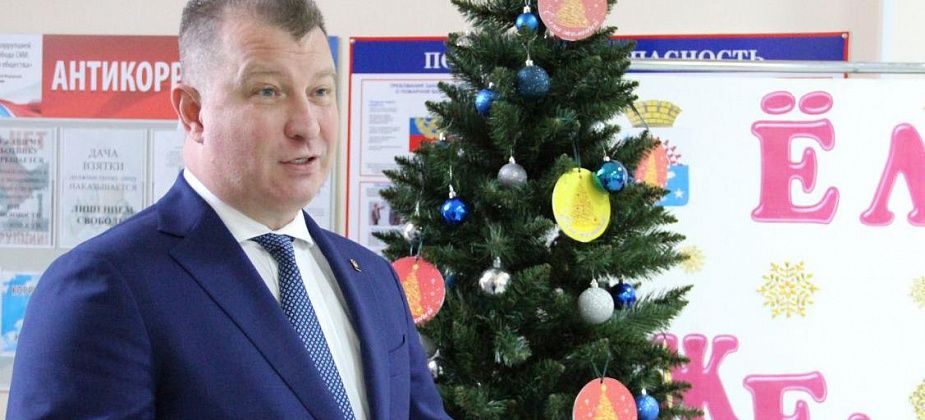 В администрации Серова установлена "Елка желаний"
