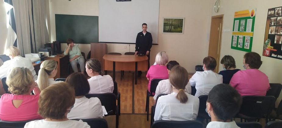 Полицейские рассказали сотрудникам поликлиник Серова об уловках мошенников