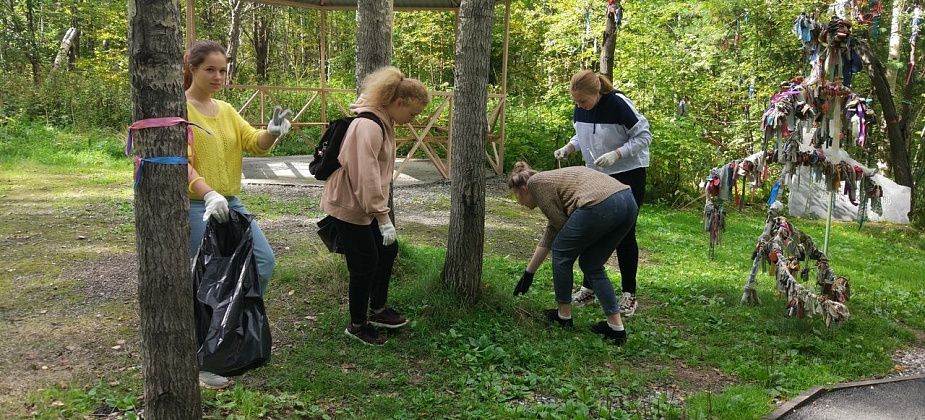 Серовские школьники очистили от мусора родник на «Поляне любви»