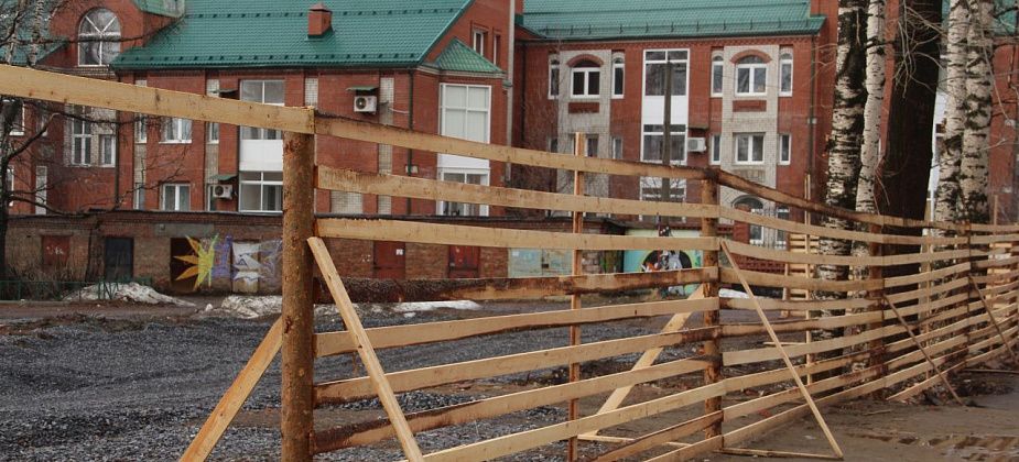 Вместо снесенного дома на Февральской Революции начали строить пятиэтажку