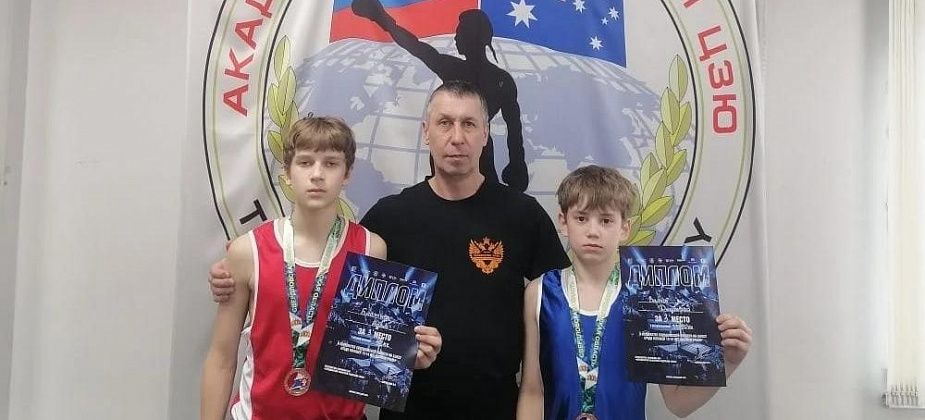 Юные серовчане из Академии бокса Константина Цзю привезли награды с областного первенства