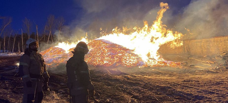 В Серове загорелся горбыль на лесопилке в районе 2-й Молочной
