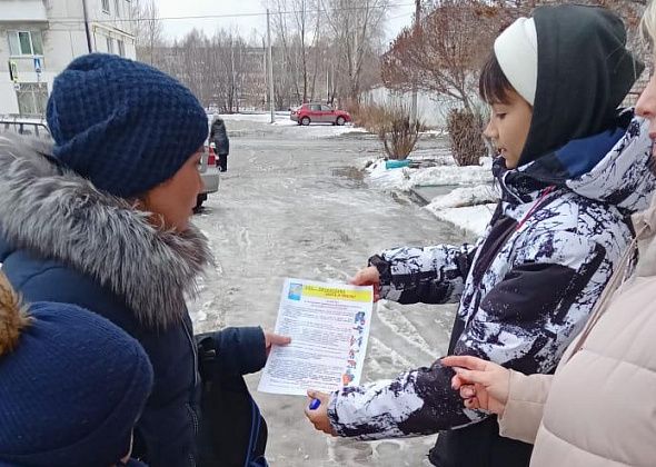 «Юные спасатели» в преддверии новогодних каникул рассказывают серовчанам о правилах пожарной безопасности