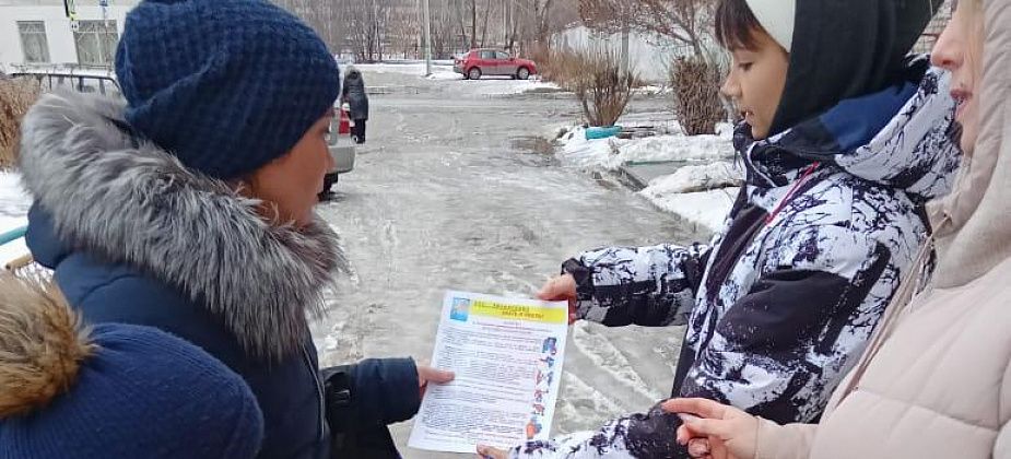 «Юные спасатели» в преддверии новогодних каникул рассказывают серовчанам о правилах пожарной безопасности