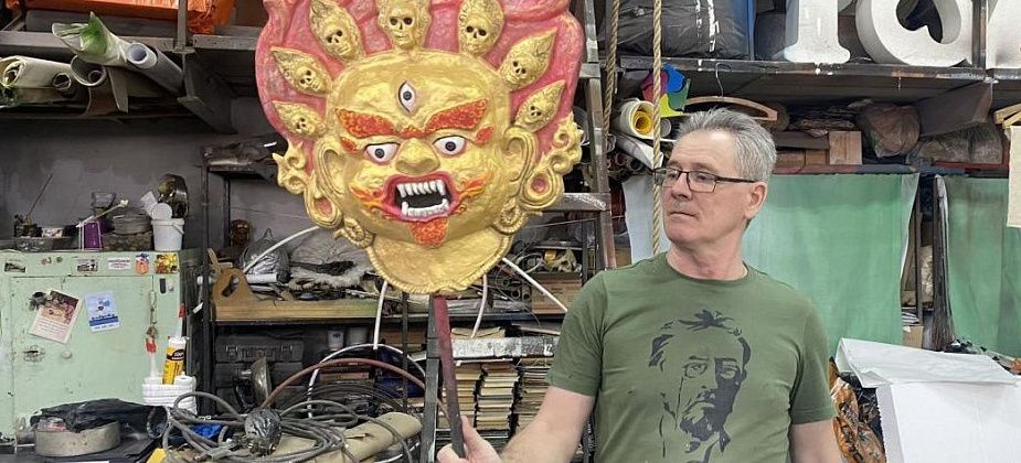 Украденный плащ, скупленные пятновыводители, крем из силикона. Тайны закулисья серовского театра драмы