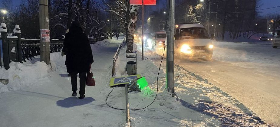 В Серове дорожные службы уронили светофор