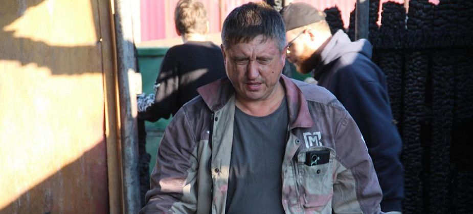 “Кричала, никак его не получалось его в окно подать”. При пожаре задохнулся пес Марс, а его хозяева остались без жилья
