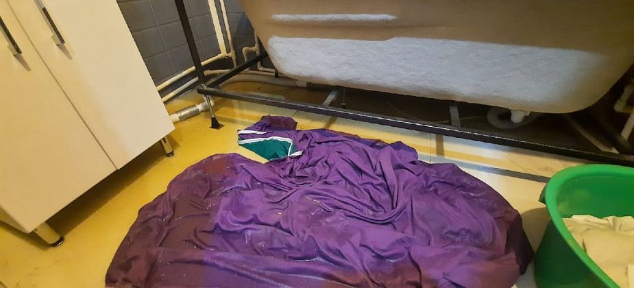 "Канализация растекалась по квартире". Женщина, жилье которой затопило, просит сосьвинцев жаловаться на "Родной поселок" в Серовскую горпрокуратуру