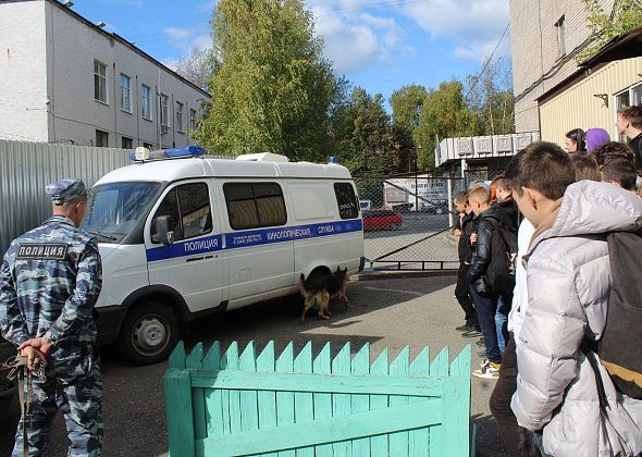 Первокурсникам Серовского политехникума устроили экскурсию в полицию