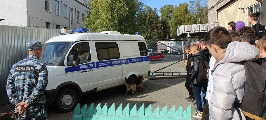 Первокурсникам Серовского политехникума устроили экскурсию в полицию