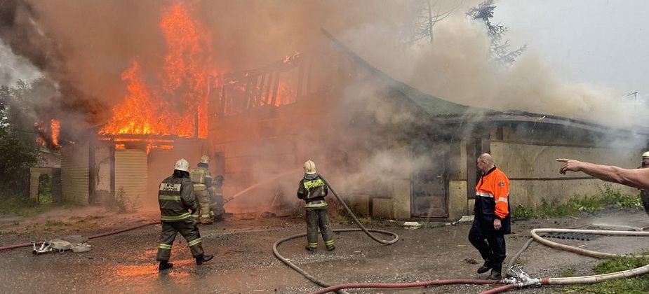 В Серове горел жилой дом. Очевидцы говорят - из-за молнии