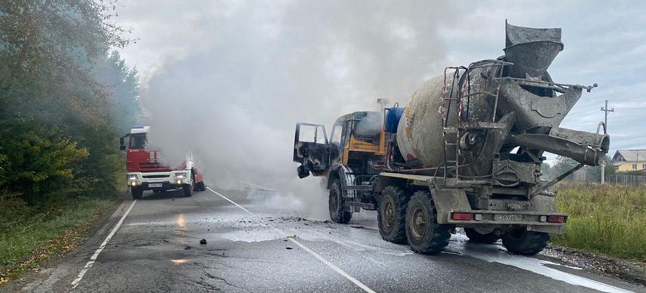 Возле кладбища в Серове горела бетономешалка
