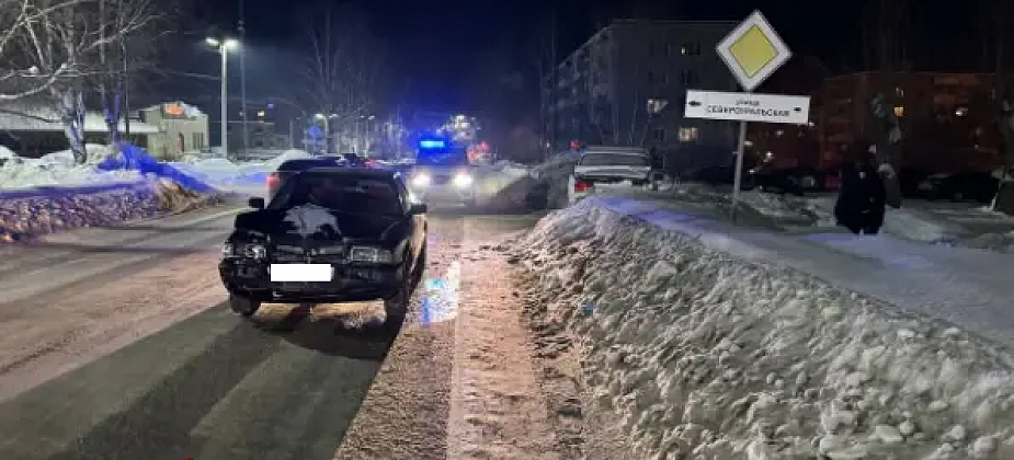 На улице Победы в Серове столкнулись две легковушки