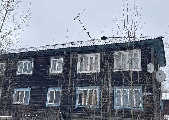 Мэрия Серова не планирует обследовать дом с дырявой крышей на предмет аварийности