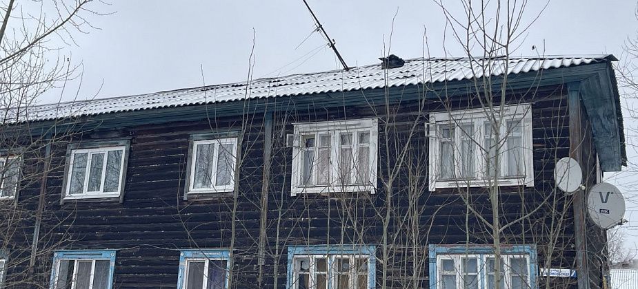 Мэрия Серова не планирует обследовать дом с дырявой крышей на предмет аварийности