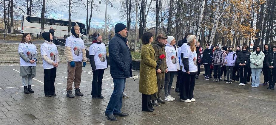 Серовчане запустили в небо белых журавликов