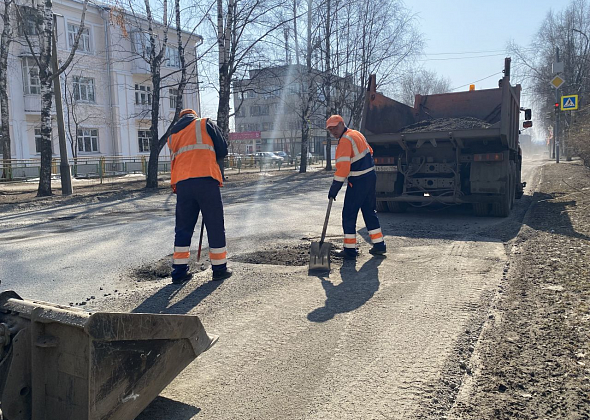 Дорожные службы приступили к ямочному ремонту дорог в Серове