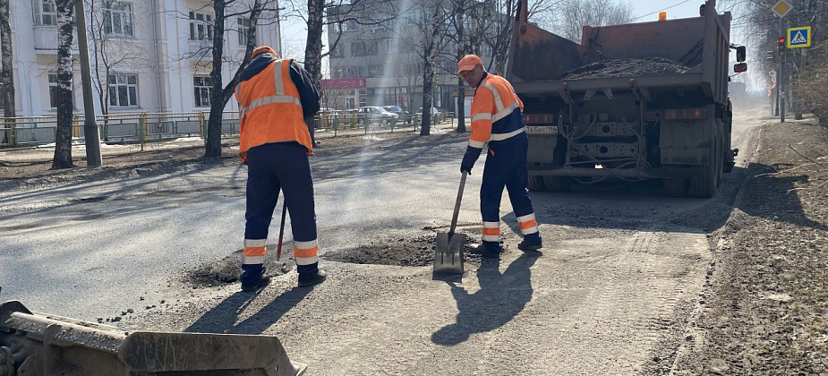 Дорожные службы приступили к ямочному ремонту дорог в Серове