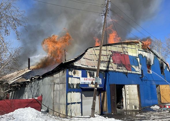 В Серове три пожарные части тушат полыхающий автосервис