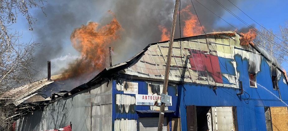 В Серове три пожарные части тушат полыхающий автосервис